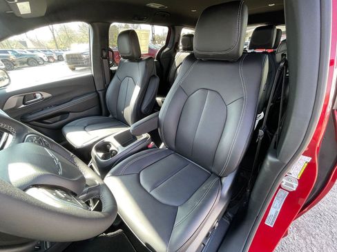 New 2026 Chrysler Pacifica Select image 9