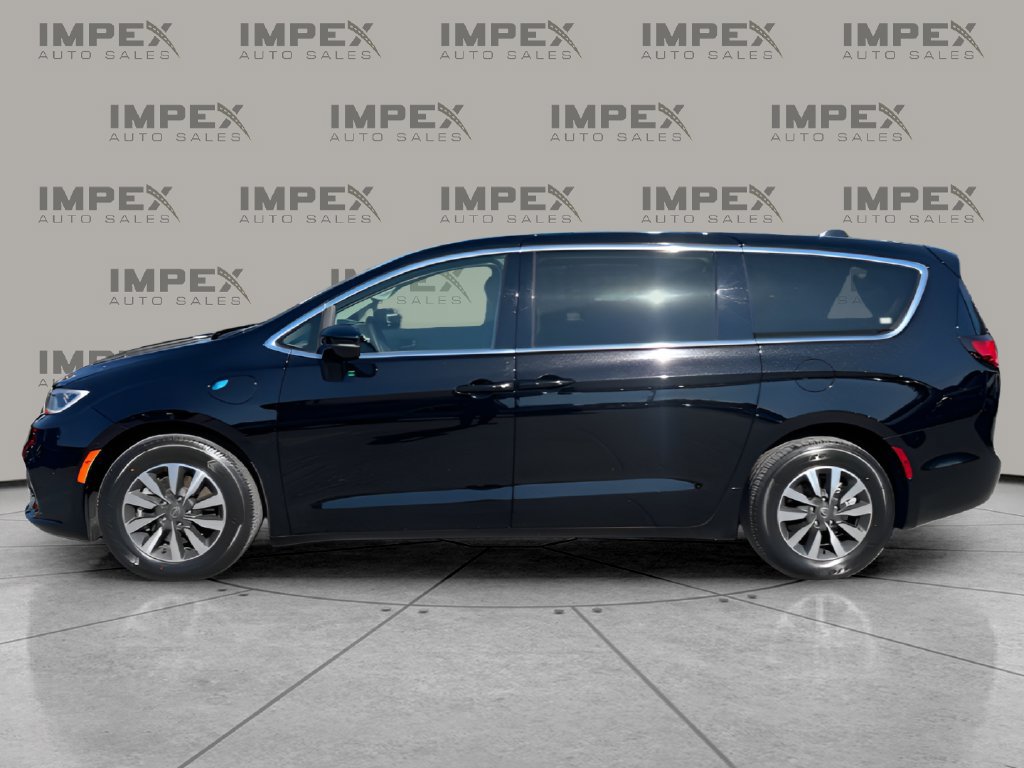 Used 2024 Chrysler Pacifica Limited FWD image 2