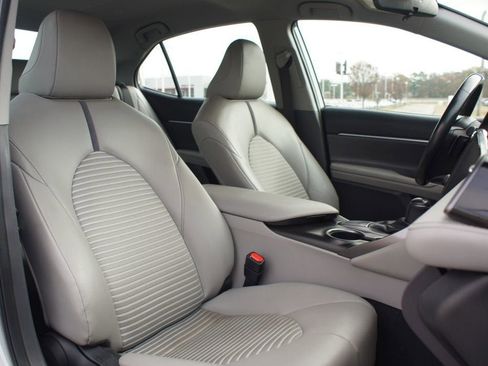 Used 2023 Toyota Camry SE image 19