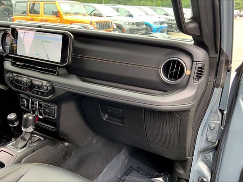 Used 2024 Jeep Wrangler Unlimited Sahara w/ Technology Group AWD/4WD image 18