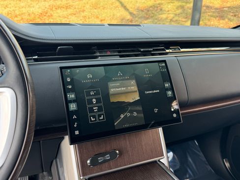 Used 2024 Land Rover Range Rover Long Wheelbase SE image 32