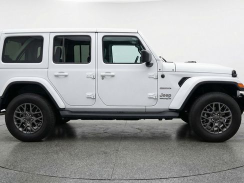 Used 2025 Jeep Wrangler Sahara image 11