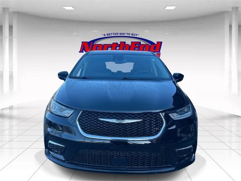 Used 2024 Chrysler Pacifica Touring-L image 8