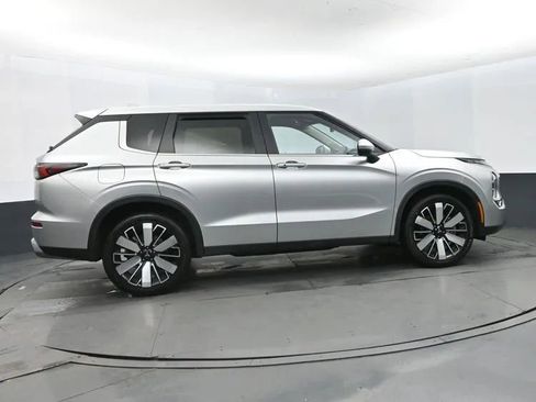 Used 2025 Mitsubishi Outlander SE image 4