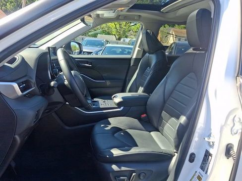 Used 2023 Toyota Highlander XLE AWD/4WD image 14