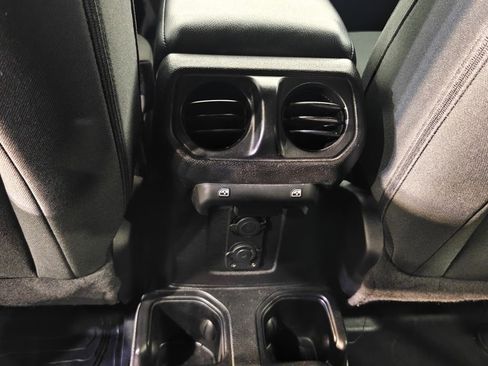 Used 2021 Jeep Gladiator Willys image 29