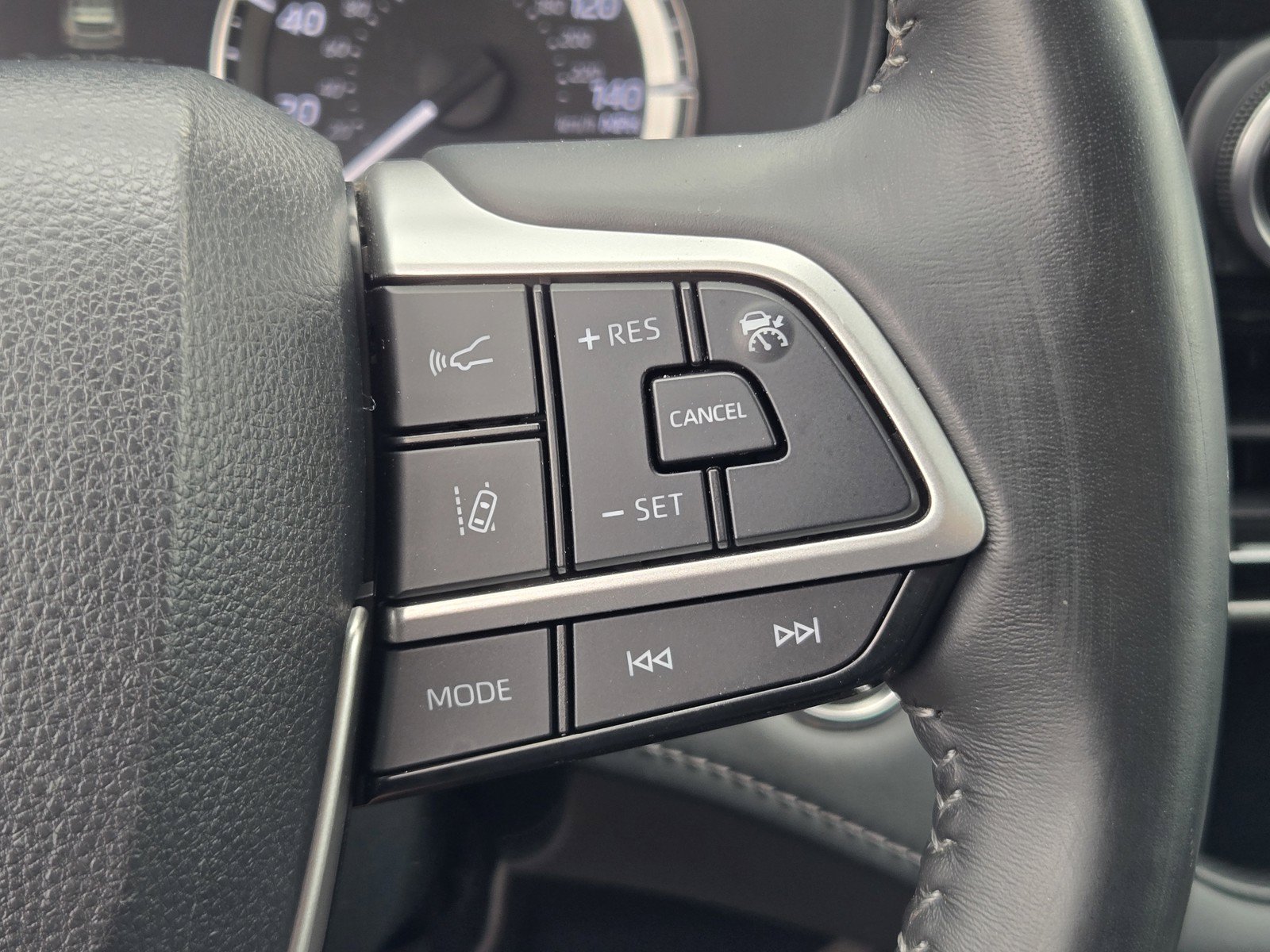 Used 2023 Toyota Highlander LE FWD image 23