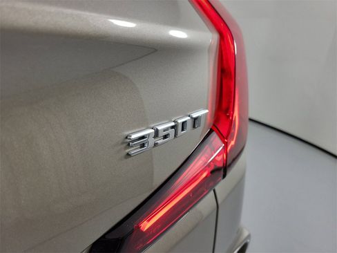 Certified 2025 Cadillac XT4 Premium Luxury image 5