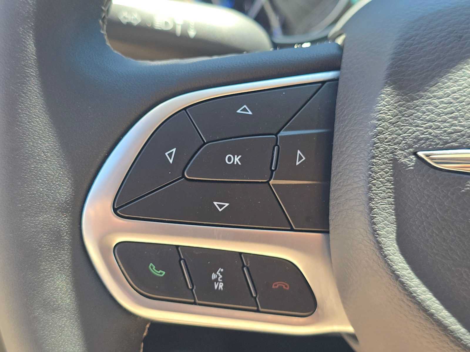 Used 2024 Chrysler Pacifica Touring-L FWD image 28