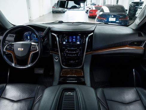 Used 2019 Cadillac Escalade ESV Premium Luxury image 9