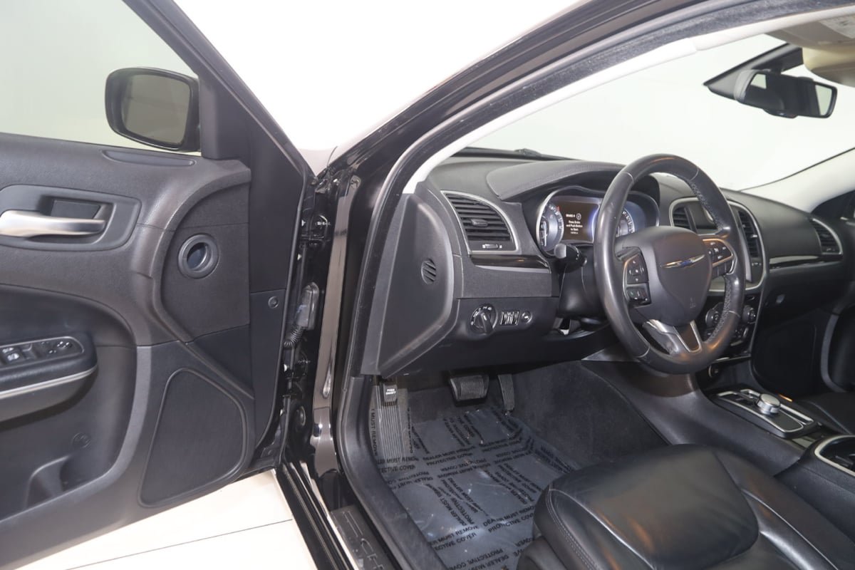 Used 2015 Chrysler 300 Limited RWD image 41