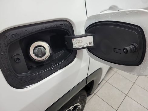 Used 2025 Jeep Compass Limited image 24