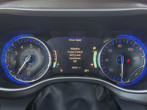 Used 2024 Chrysler Pacifica Touring-L image 19