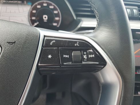 Used 2023 Audi e-tron Premium Plus w/ Premium Plus Package AWD/4WD image 30