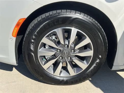 Used 2021 Chrysler Pacifica Limited w/ Uconnect Theater Family Group image 9