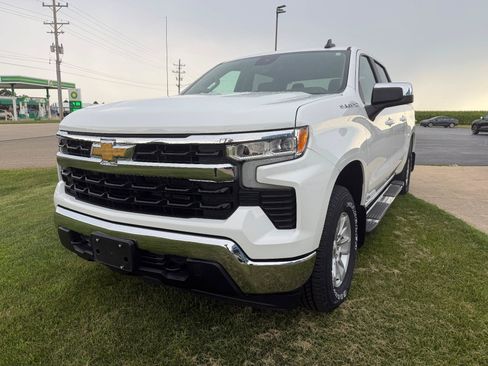 Used 2023 Chevrolet Silverado 1500 LT AWD/4WD image 3