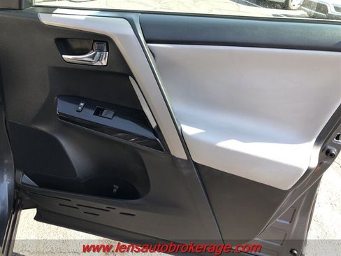 Used 2018 Toyota RAV4 Limited FWD image 22