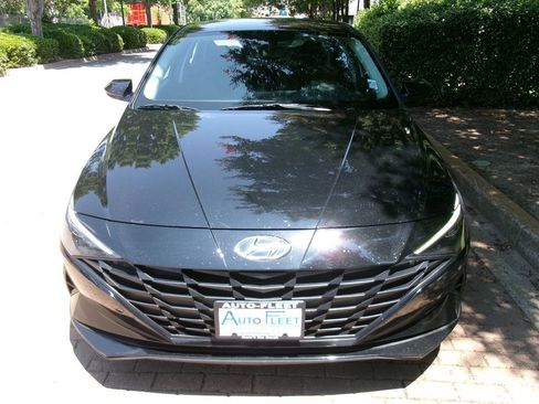 Used 2023 Hyundai Elantra SE FWD image 2