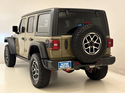 Used 2025 Jeep Wrangler Unlimited Rubicon w/ Convenience Group AWD/4WD image 7