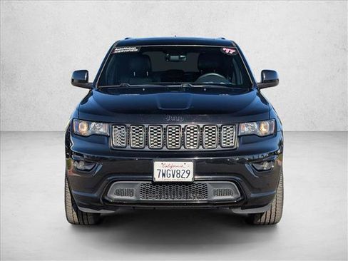 Used 2017 Jeep Grand Cherokee Altitude image 2
