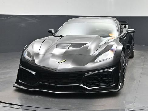 Used 2015 Chevrolet Corvette Z06 w/ 3LZ Preferred Equipment Group RWD image 6