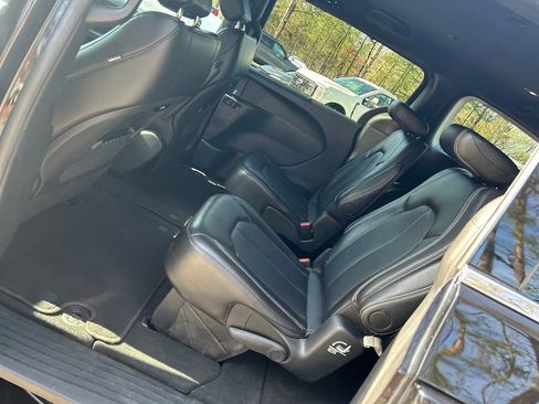 Used 2025 Chrysler Pacifica Select image 24