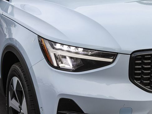 Used 2025 Volvo XC40 B5 Plus AWD/4WD image 4