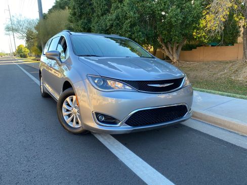 Used 2017 Chrysler Pacifica Touring-L image 4
