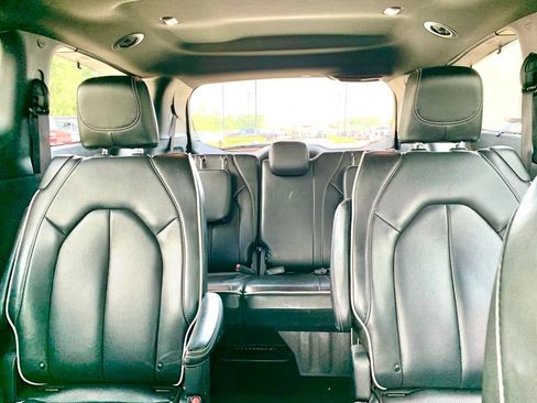 Used 2025 Chrysler Pacifica Limited FWD image 18