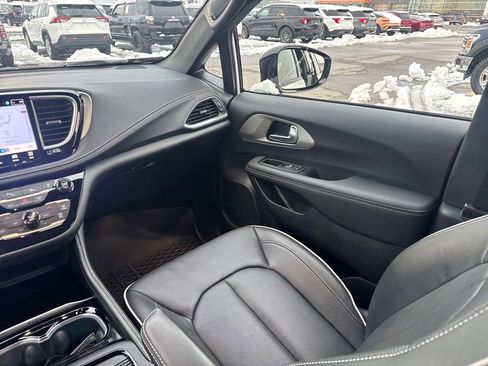 Used 2024 Chrysler Pacifica Limited w/ S Appearance Package image 11