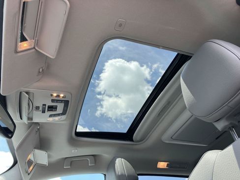 Used 2025 Toyota Sienna XLE w/ XLE Plus Package FWD image 21