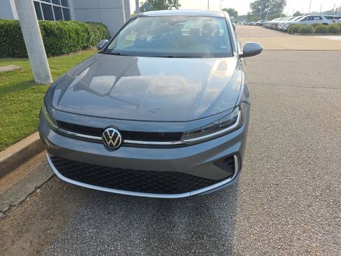 Used 2025 Volkswagen Jetta SE FWD image 1