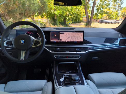 Used 2026 BMW X7 xDrive40i w/ M Sport Package AWD/4WD image 29