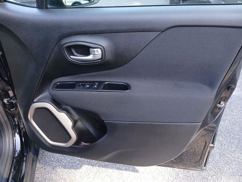Used 2017 Jeep Renegade Latitude FWD image 15