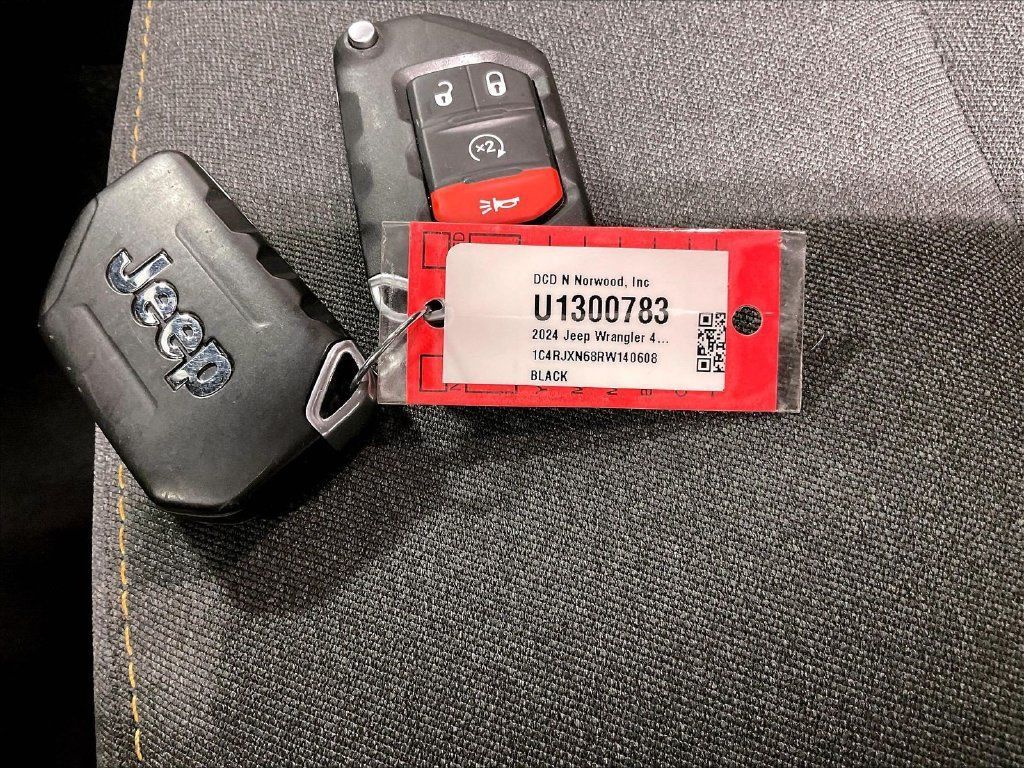 Used 2024 Jeep Wrangler Unlimited AWD/4WD image 31