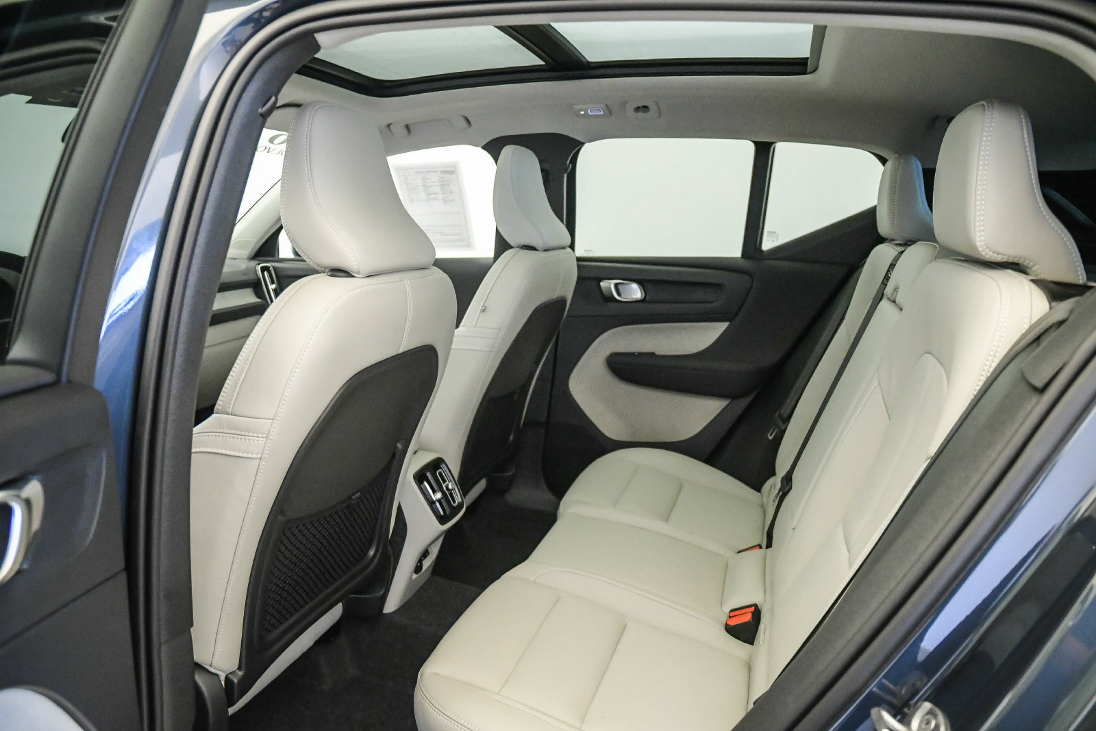 Used 2026 Volvo XC40 B4 Plus w/ Climate Package FWD image 19