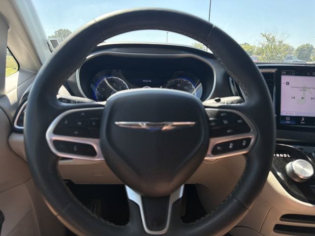 Used 2023 Chrysler Pacifica Touring-L FWD image 25