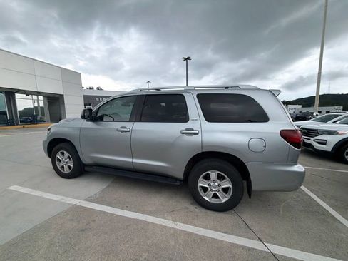 Used 2022 Toyota Sequoia SR5 AWD/4WD image 30