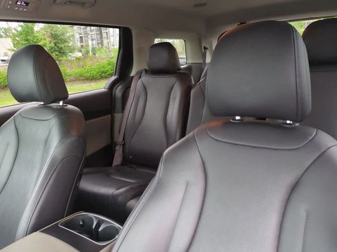 Used 2025 Kia Carnival FWD image 8