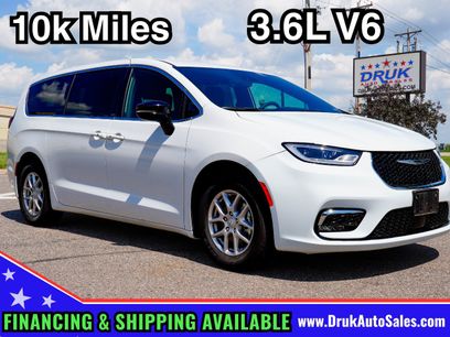 Used 2025 Chrysler Pacifica Select