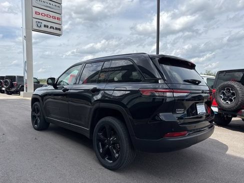 Used 2023 Jeep Grand Cherokee Altitude AWD/4WD image 5