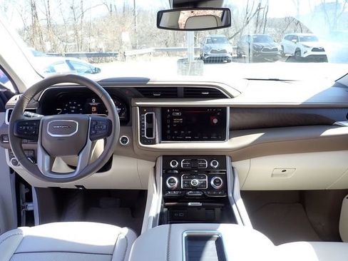 Used 2023 GMC Yukon XL Denali image 12