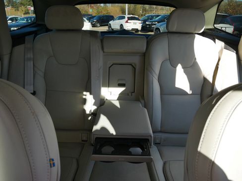 Used 2023 Volvo XC60 B5 Ultimate image 11