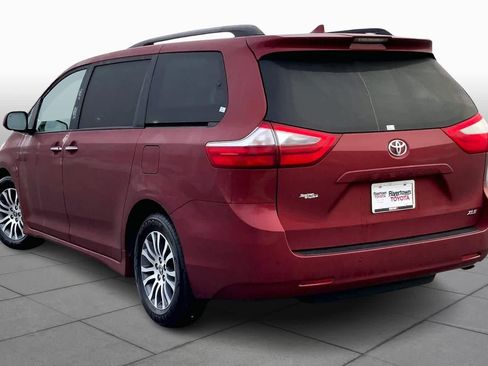 Used 2020 Toyota Sienna XLE w/ XLE Navigation Package image 12