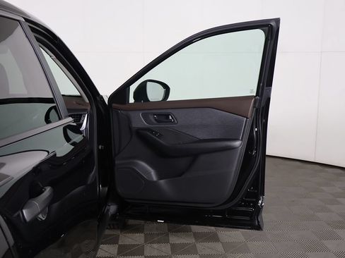 Used 2023 Nissan Rogue S AWD/4WD image 16