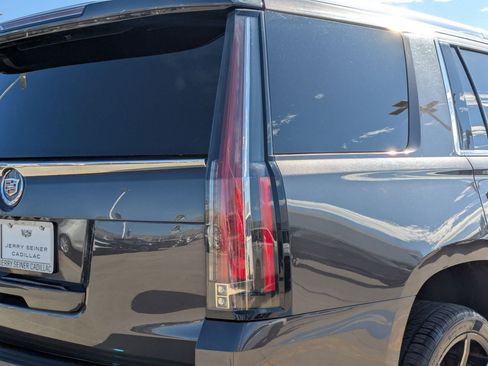 Used 2015 Cadillac Escalade Premium image 12