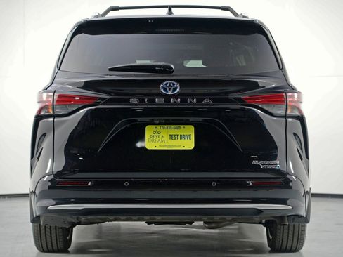 Used 2024 Toyota Sienna Platinum image 11