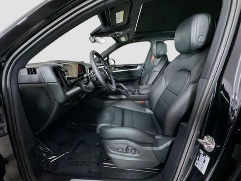 Certified 2026 Porsche Cayenne AWD/4WD image 5