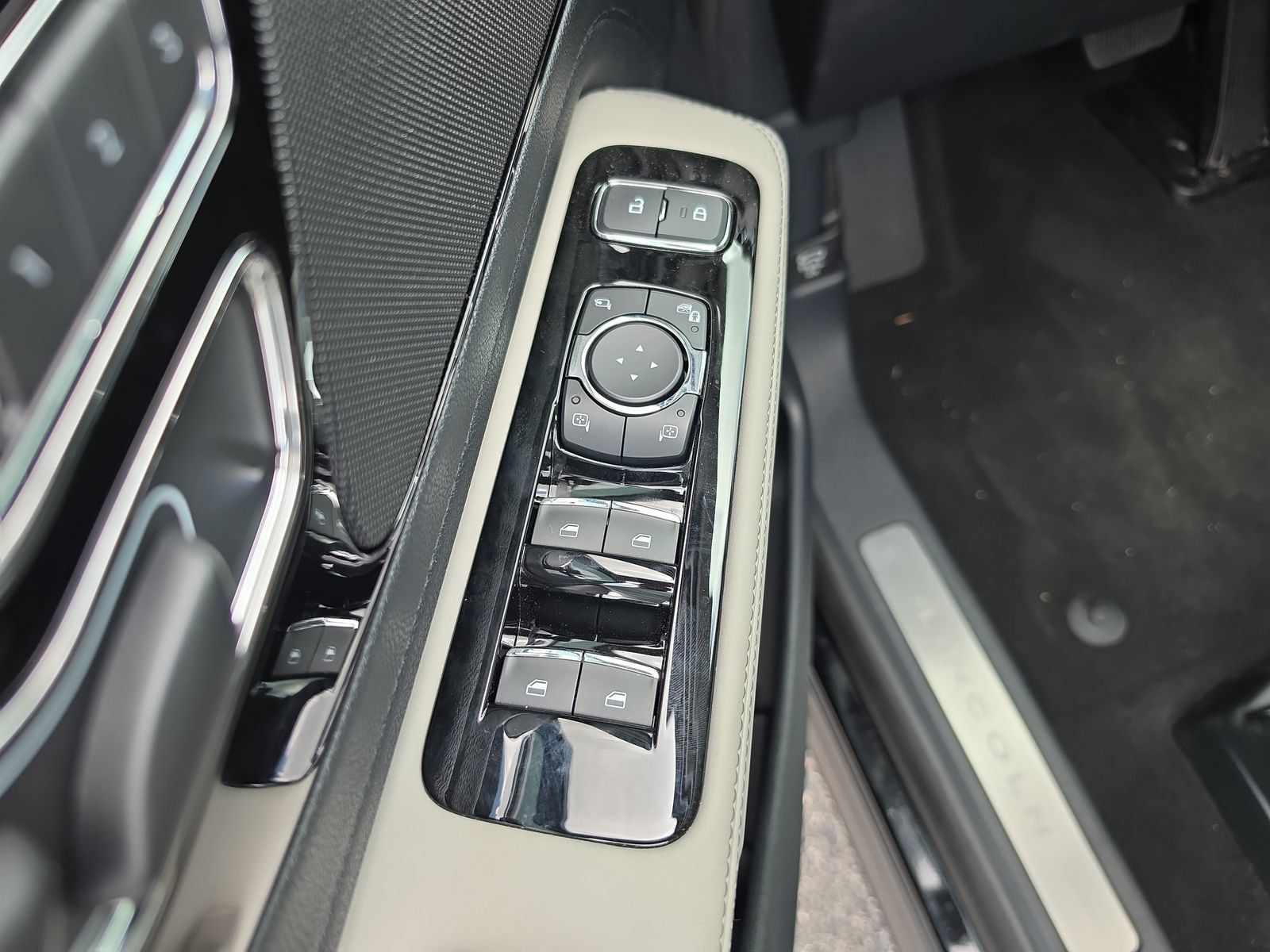 Used 2025 Lincoln Aviator Reserve w/ Jet Appearance Package AWD/4WD image 14
