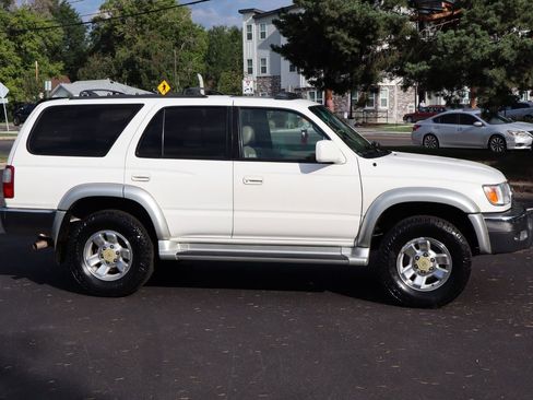 Used 2000 Toyota 4Runner SR5 image 3